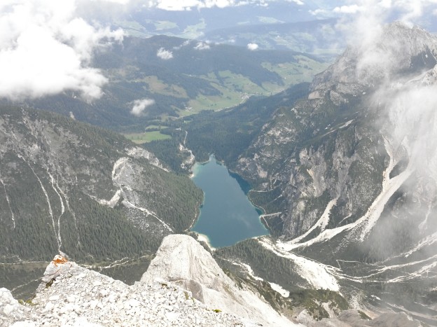 Il lago di Braies dalla cima della Croda del Becco